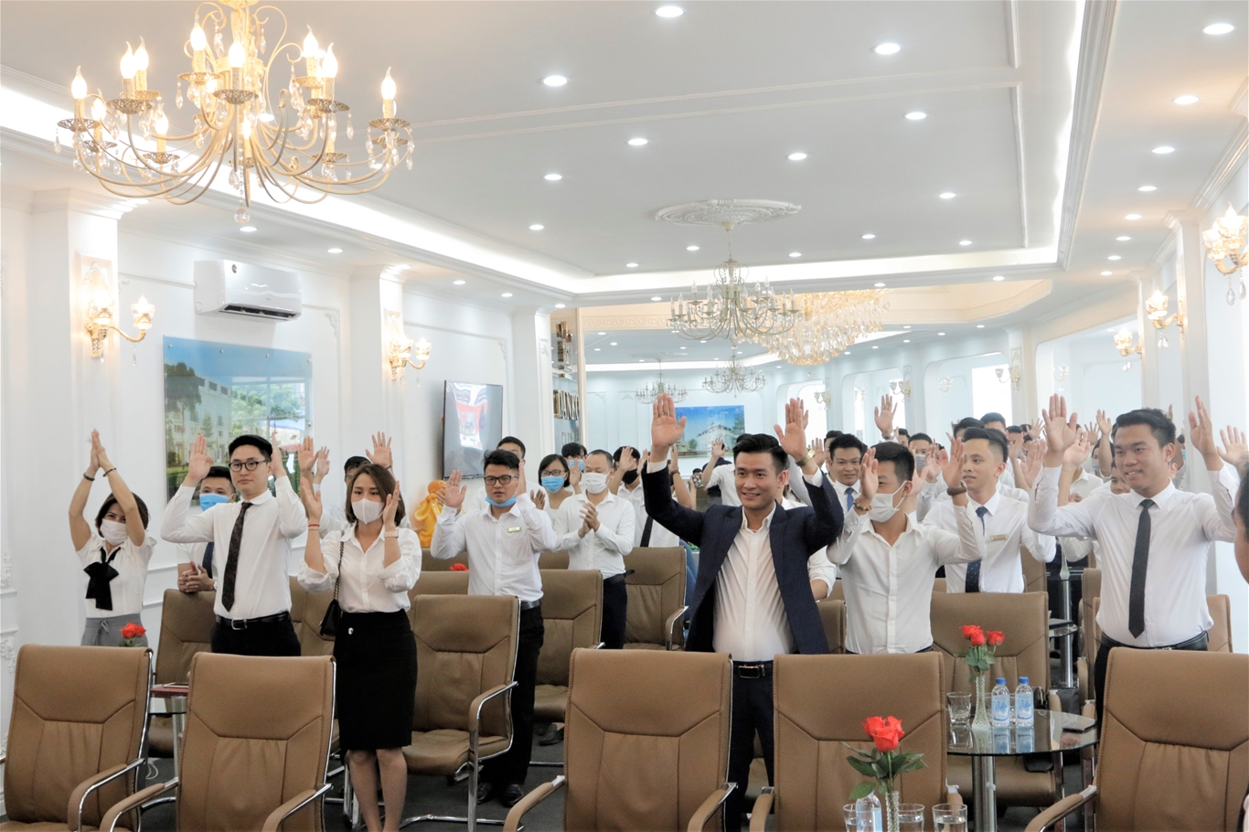 Các chiến binh tham gia màn khởi động nho nhỏ trước khi bắt đầu chương trình trao thưởng nóng