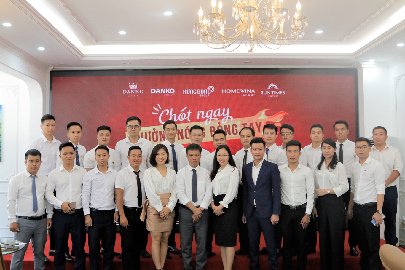 Ban lãnh đạo Tập đoàn Homevina Group cùng các Leader chụp ảnh cam kết doanh số tháng 8